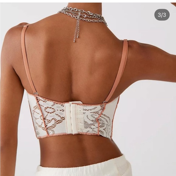 Out From Under Amour Lace Lace-Up Corset - Picture 2 of 6